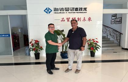 Un client saoudien visite l’usine Headman