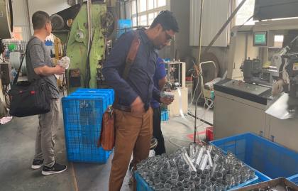 Des clients du Bangladesh visitent l’usine Headman